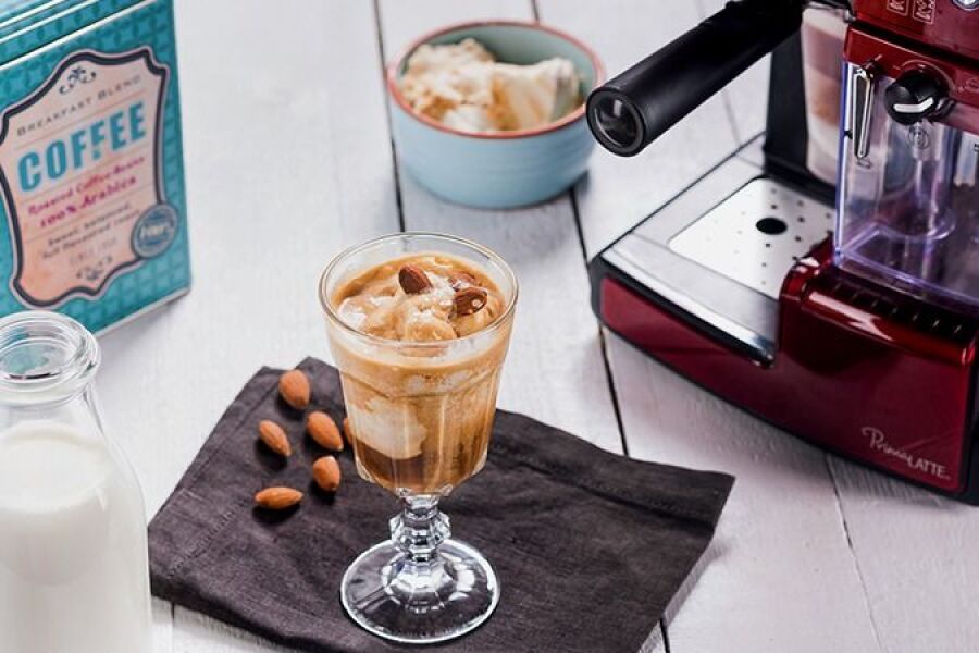 Rețetă espresso cu înghețată de caramel și sirop de migdale