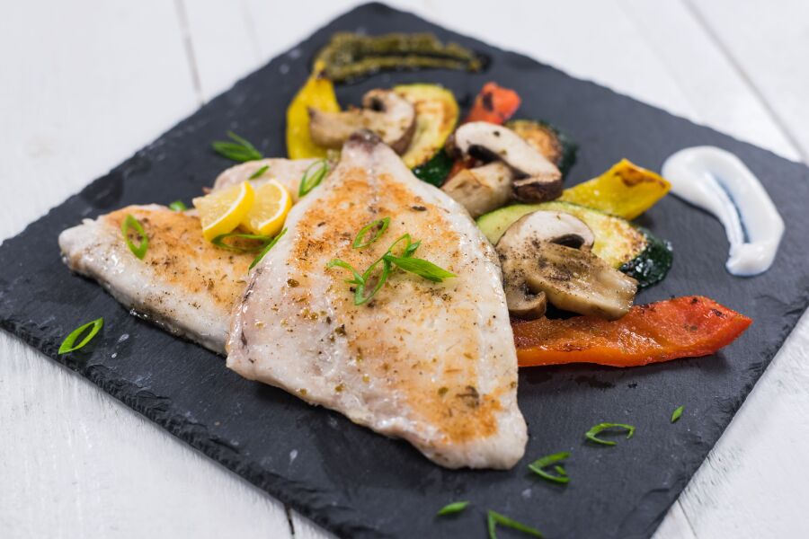 Rețetă file de doradă cu zucchini, ciuperci și ardei gras