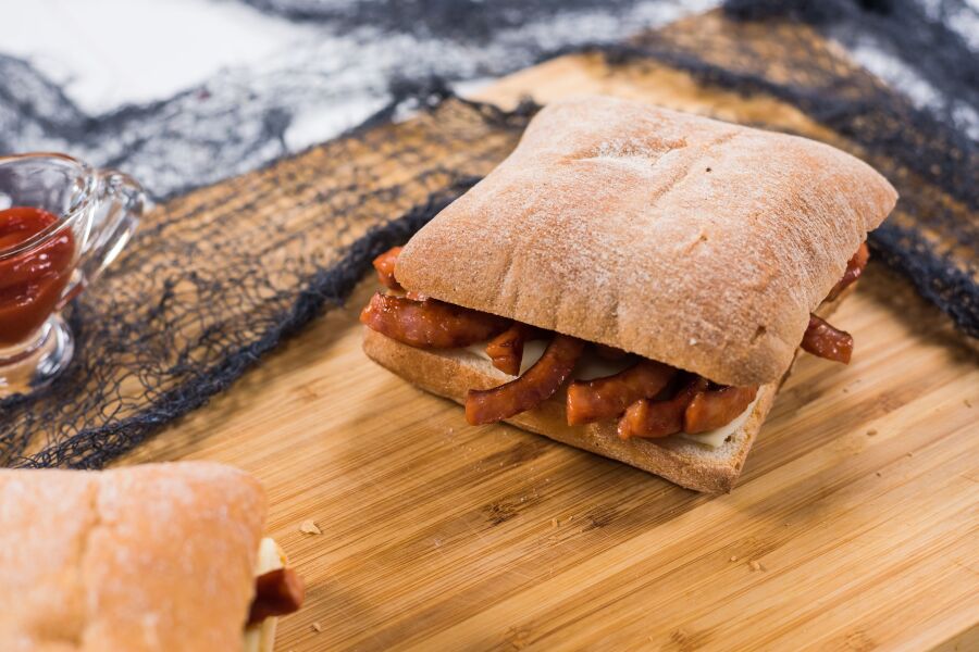 Rețetă sandwich de Halloween cu cârnăciori și ketchup