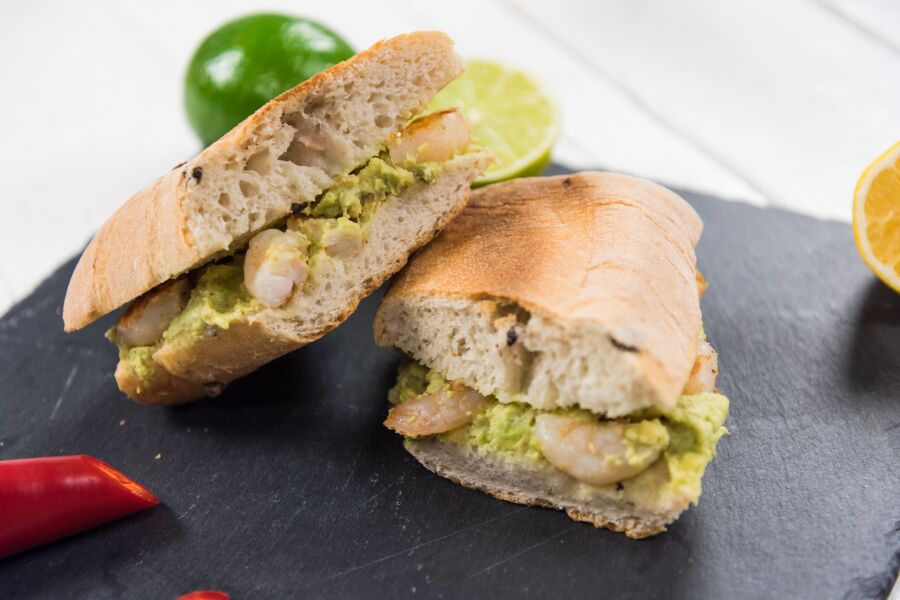 Rețetă sandwich picant cu creveți și avocado