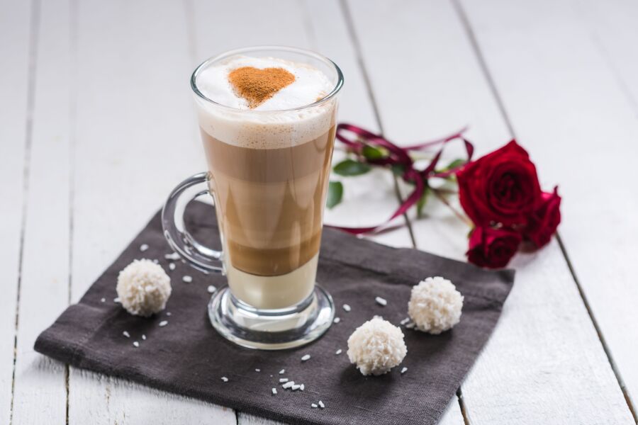 Rețetă Caffe Latte cu ciocolată albă și scorțișoară