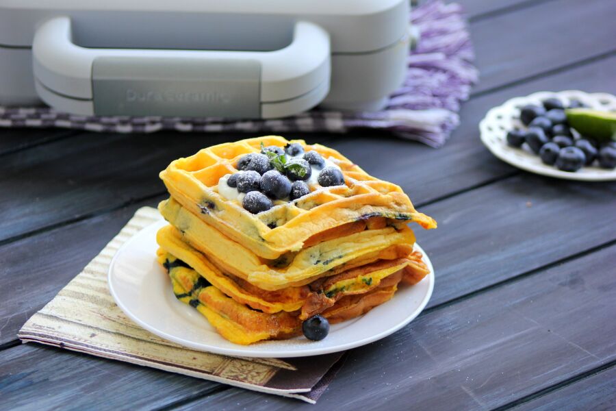 Rețetă Vafe cu iaurt, afine și lămâie verde la Waffle Maker DuraCeramic Breville by Laura's Sweets
