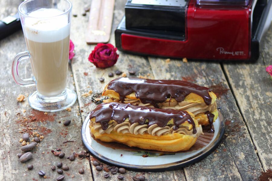 Rețetă eclere cu cremă de cappuccino și ciocolată by Laura's Sweets