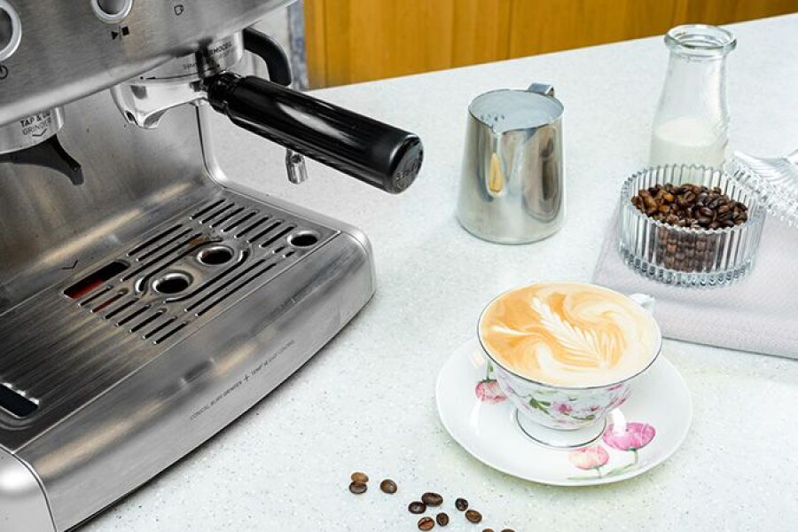 Cum prepari un flat white acasă cu espressorul manual Breville Barista Max