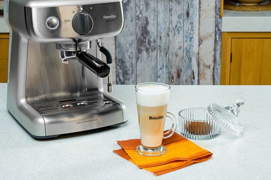 Cum prepari acasă un caffe latte cu espressorul manual Barista Mini Breville