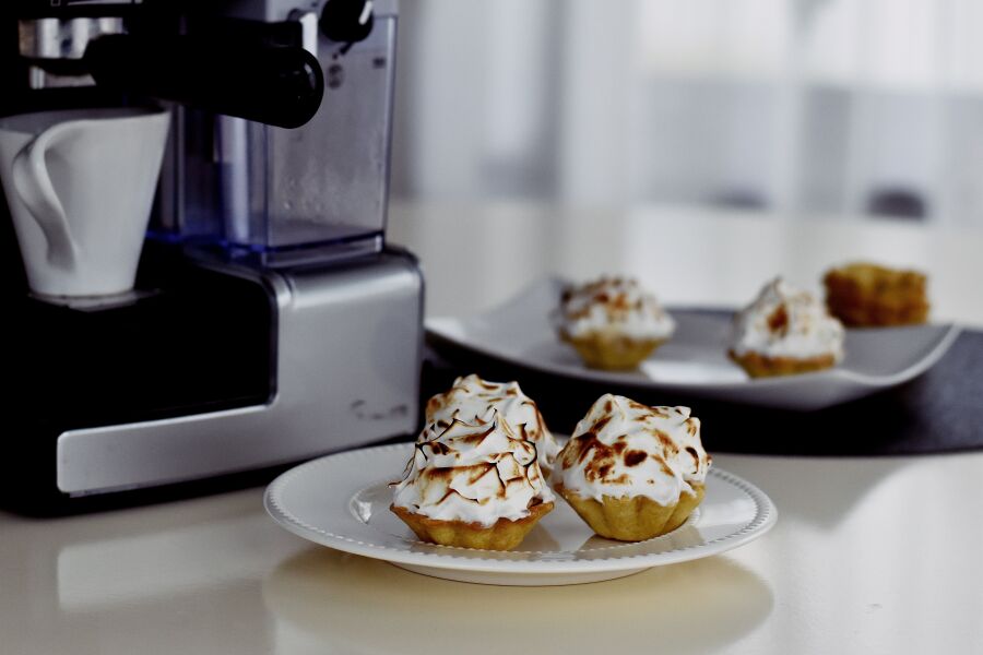 Rețetă Mini Baked Alaska cu înghețată de cafea preparată la espressorul Prima Latte by Rețete Papa Bun