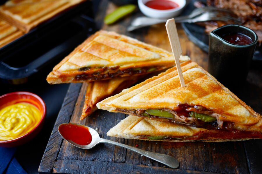 Rețetă sandwichuri cu carne de porc și brânză emmentaler la Sandwich-Maker Extra Deep Fill Breville