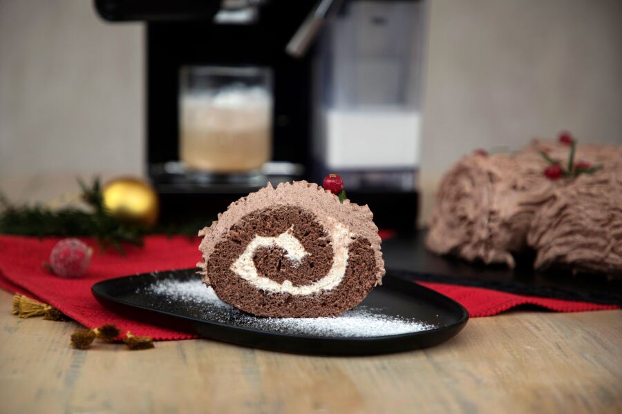 Rețetă tort buturugă cu cremă cappuccino pregătit la Prima Latte II Breville by Diva în bucătărie