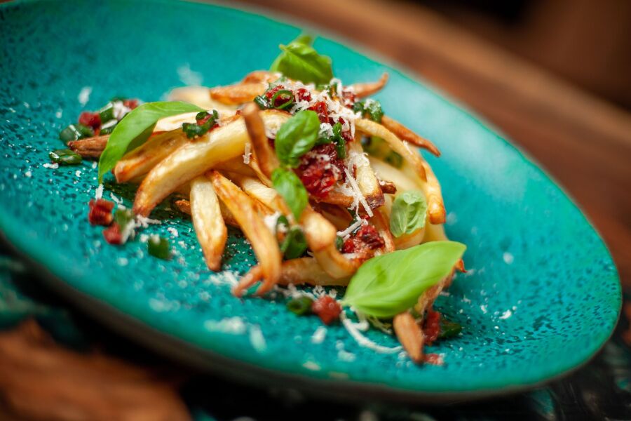 Rețetă carfofi pai prăjiți fără ulei la Breville Air Fryer, friteuză-cuptor cu aer cald cu roșii uscate, parmezan și busuioc by Chef Roxana Blenche