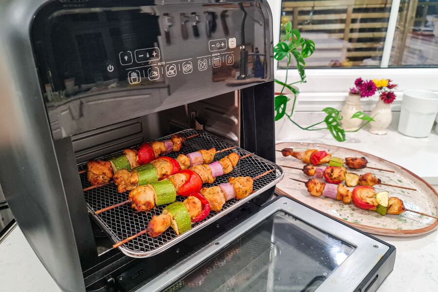 Rețetă frigărui cu legume și carne de pui marinată în iaurt la Air Fryerul Breville by Prăjiturela