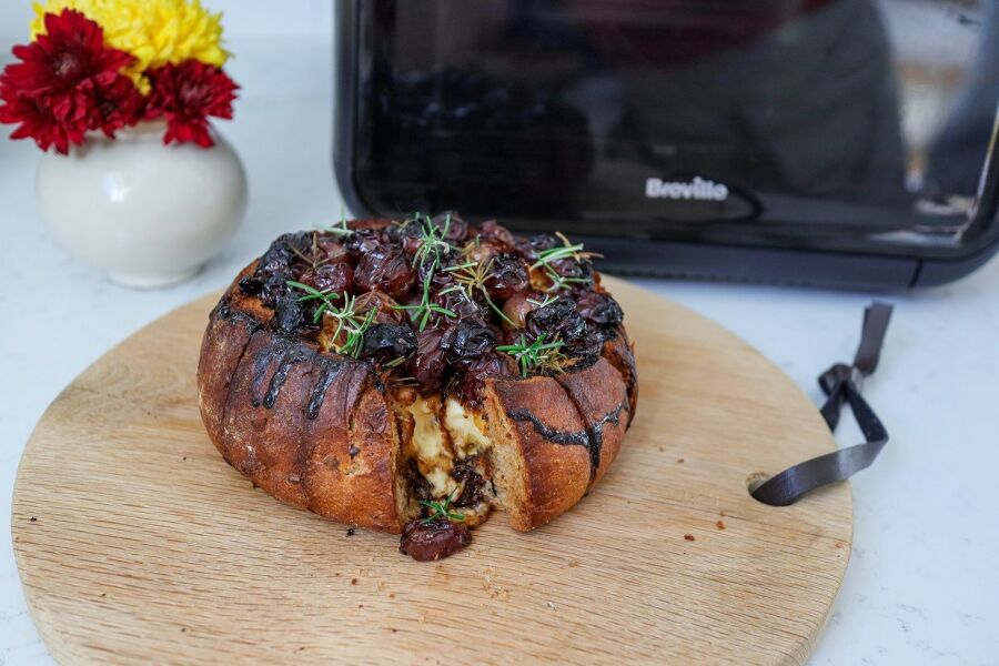 Rețetă brânză camembert în pâine, cu toping de struguri, coaptă la Breville Air Fryer, by Prăjiturela