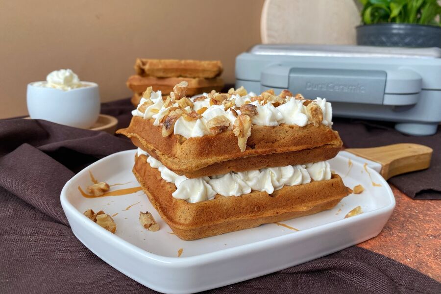 Rețetă gofre cu morcovi și nucă prăjită (un altfel de carrot cake) la aparat de gofre DuraCeramic Breville by Flavia Hirișcău
