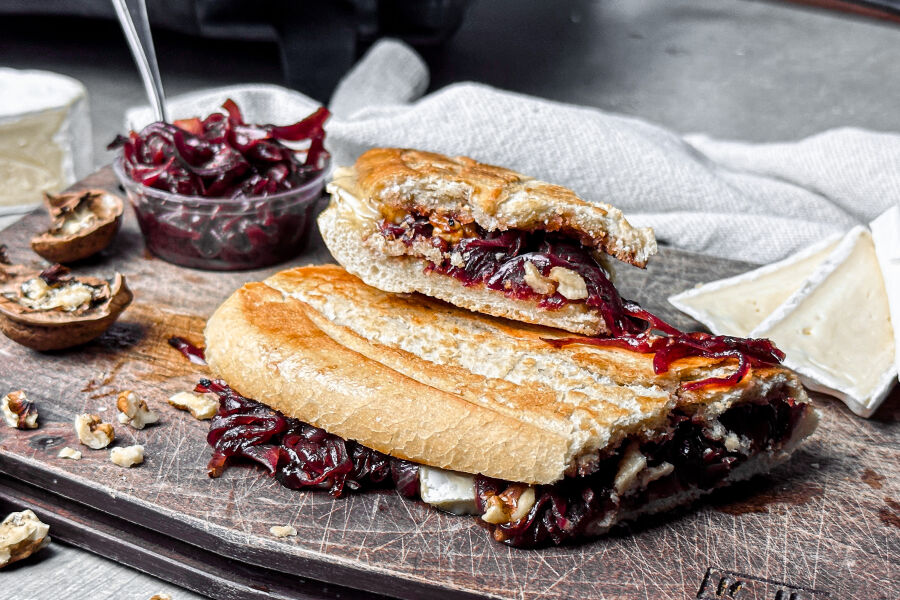 Rețetă sandwich cu ceapă caramelizată și brie la Sandwich-Maker Panini Breville by Daniel Breda