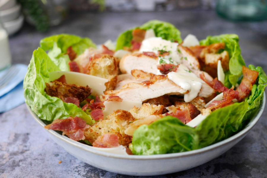 Rețetă salată Caesar de pui cu crutoane, usturoi și bacon la airfryer Breville