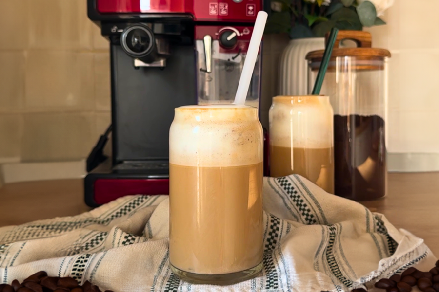 Rețetă Vegan Salted Caramel Latte preparat la espressorul manual Prima Latte Breville