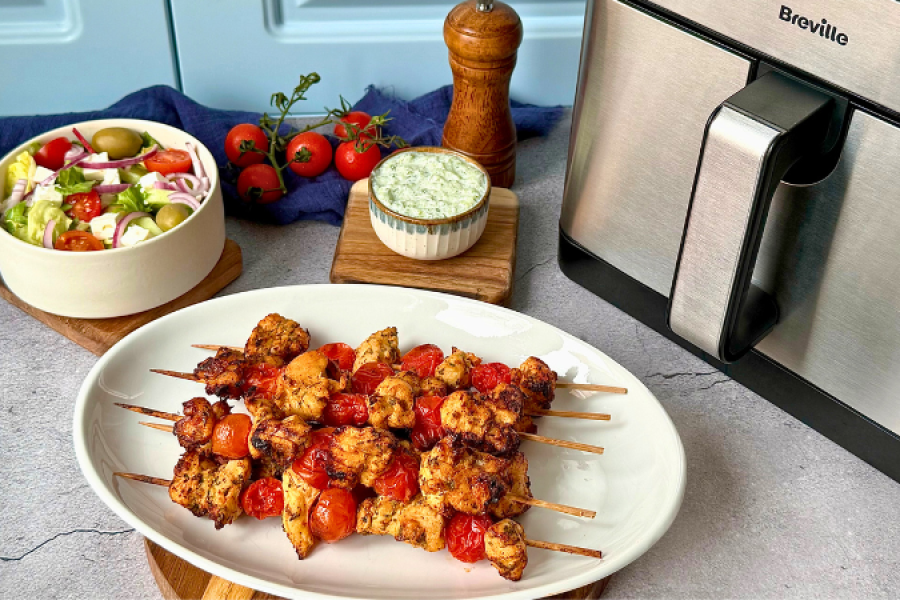 Rețetă Frigărui de pui cu salată grecească și sos tzatziki la airfryer Halo Air, XL, Breville by Liana Mincioaga