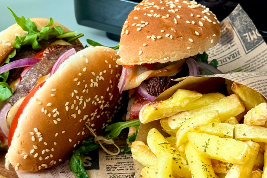 Rețetă burger cu cartofi prăjiți cu parmezan și usturoi la airfryerul Halo Flexi, Digital, 11L, Breville by Liana Mincioagă