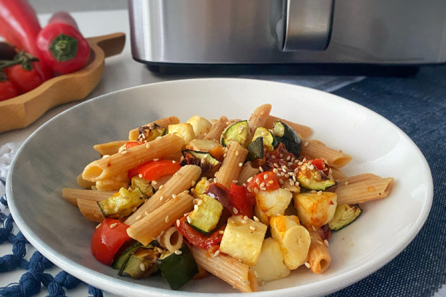 Rețetă paste cu legume coapte și halloumi la airfyer Breville Halo Air XL by Flavia Hirișcău